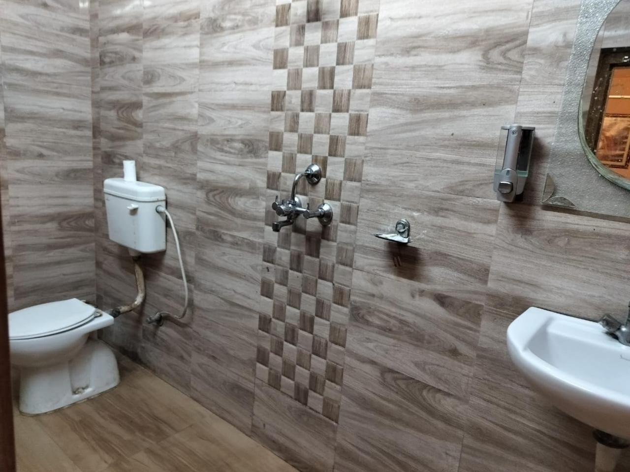 Ds Residency Varanasi-Prime Location-Parking Buitenkant foto
